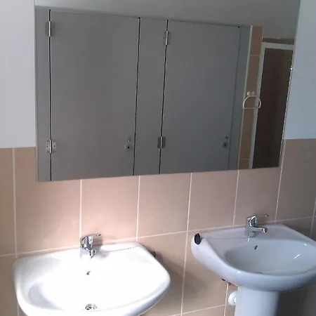 白色太阳旅舍 *